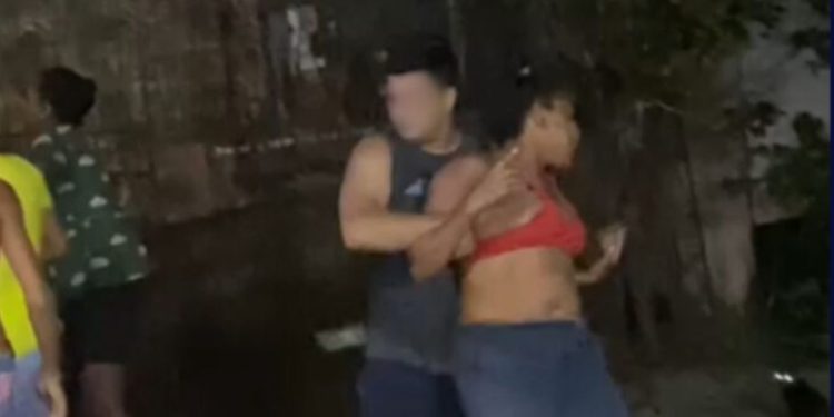 Vizinhos invadem casa para salvar menino autista que era mantido sem comida e água no quintal; VÍDEO
