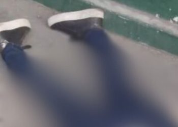 Bilhete de facção é deixado ao lado de corpo de jovem na zona sul de Manaus: "morri porque sou informante do PCC s4fado"