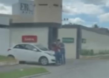 Mulher flagra 'Alecrim Dourado' saindo com boazuda do Motel Eros; VEJA O VÍDEO