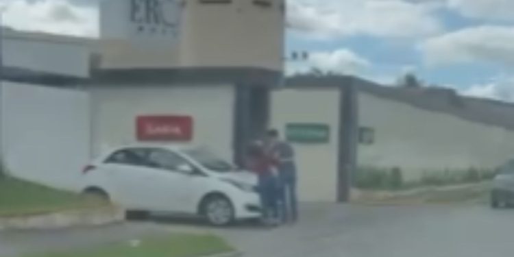 Mulher flagra 'Alecrim Dourado' saindo com boazuda do Motel Eros; VEJA O VÍDEO