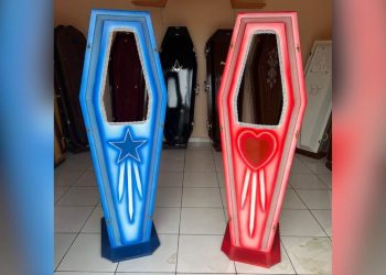 Funerária viraliza ao fabricar caixões para os torcedores do Garantido e Caprichoso em Parintins