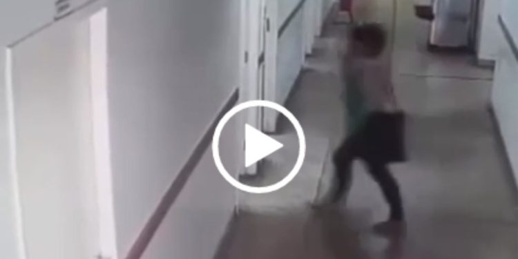 Câmera filma senhora que se passou por paciente para roubar celular de médica em UPA do Novo Aleixo