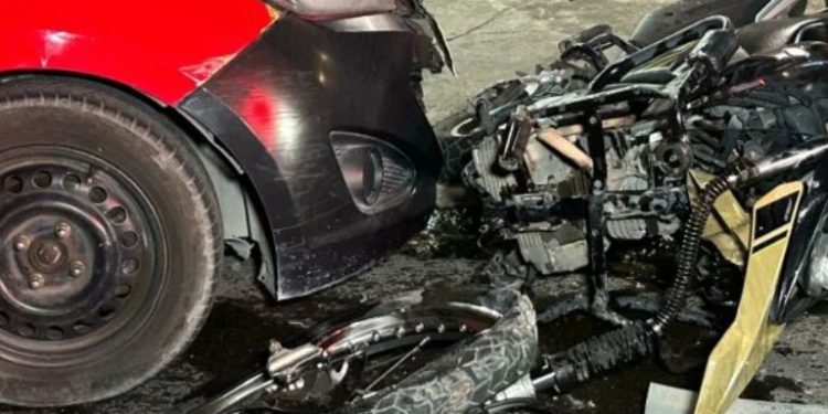 Vídeo: Em alta velocidade a caminho do trabalho, motociclista colide com carro, é arremessado e morre em Manaus