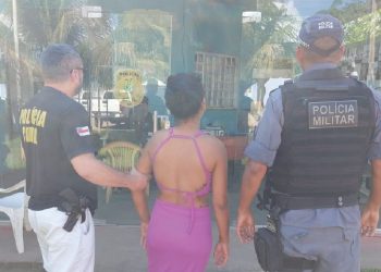 Mulher dá cachaça para garota de 13 anos e vai presa no Amazonas após abusá-la