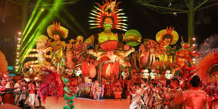 Festival de Parintins 2024: Garantido abre a terceira noite e encanta a galera vermelha e branca