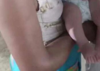 Mãe pulou no rio com o bebê no colo para se salvar após barco pegar fogo no Amazonas; estão bem