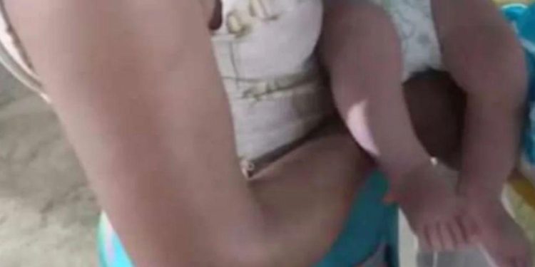 Mãe pulou no rio com o bebê no colo para se salvar após barco pegar fogo no Amazonas; estão bem