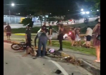 Vídeo: carro faz manobra irregular e acerta casal na moto em Manaus
