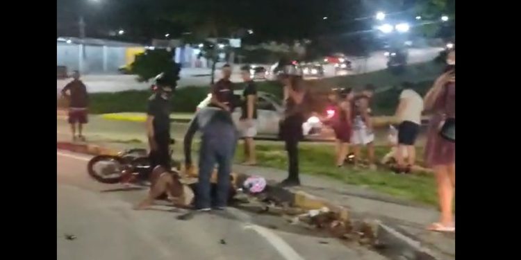 Vídeo: carro faz manobra irregular e acerta casal na moto em Manaus