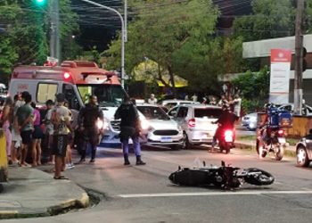 Vídeo: Casal fica com as pernas ‘lascadas’ após colisão com carro no bairro Petrópolis