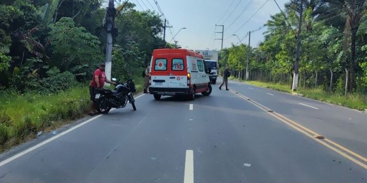 Roda se solta de moto em plena estrada do aeroporto de Manaus e homem sofre fratura