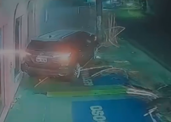 Vídeo: Bêbado, diretor de empresa do Distrito Industrial bate em três carros e arrebenta loja no Parque 10