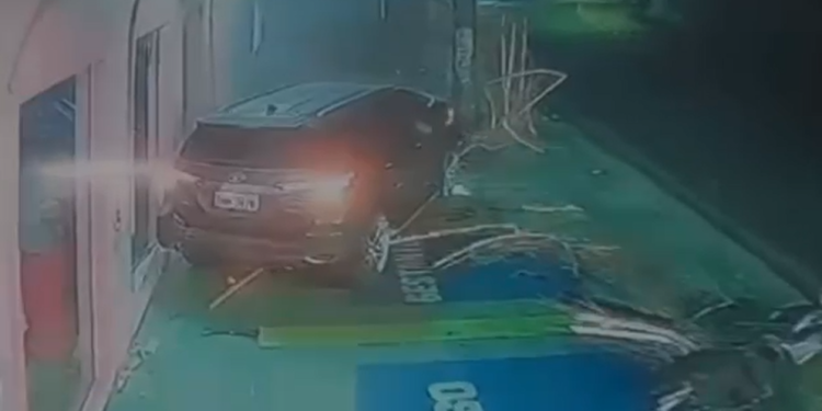 Vídeo: Bêbado, diretor de empresa do Distrito Industrial bate em três carros e arrebenta loja no Parque 10