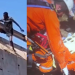 Vídeo: Bombeiro tenta impedir homem de se jogar de viaduto e cai no lugar dele