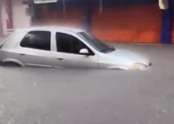 Vídeo: Após calor do cão, Manaus amanhece com chuva e carro precisa ‘nadar’ no Centro da cidade