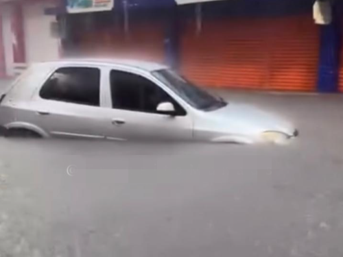 Vídeo: Após calor do cão, Manaus amanhece com chuva e carro precisa ‘nadar’ no Centro da cidade