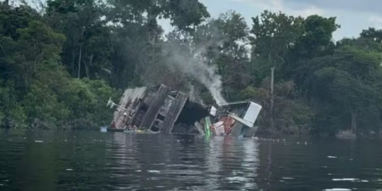 Vídeo: barco que explodiu matando ao menos três no Rio Negro começa a afundar