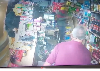 Vídeo: Dupla com camisa na ‘cara’ assalta mercadinho em Itacoatiara e leva R$ 14 mil do caixa