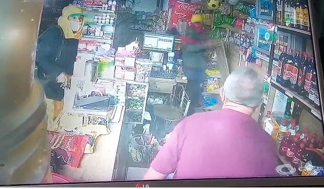 Vídeo: Dupla com camisa na ‘cara’ assalta mercadinho em Itacoatiara e leva R$ 14 mil do caixa