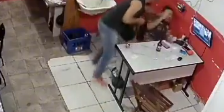 Vídeo: Filha de policial penal é xingada de ‘baranga’ e ele mata a tiros rapaz que fez o comentário