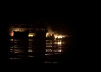 Vídeo: barco com 80 pessoas pega fogo e deixa sete desaparecidos no Amazonas