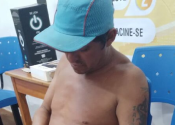 ‘Tão nem sentindo’: Vídeo mostra homem ‘banhado’ de sangue sendo lavado após ser ticado por outro em Parintins