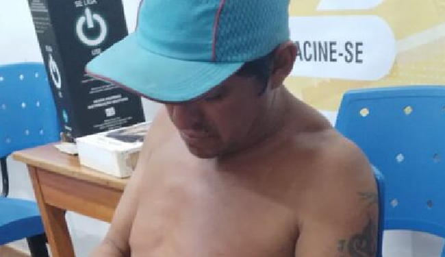 ‘Tão nem sentindo’: Vídeo mostra homem ‘banhado’ de sangue sendo lavado após ser ticado por outro em Parintins