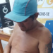 ‘Tão nem sentindo’: Vídeo mostra homem ‘banhado’ de sangue sendo lavado após ser ticado por outro em Parintins