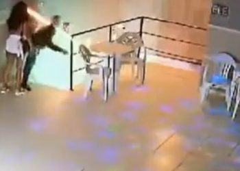 Vídeo: cliente toma dois viagras para não ficar mole, mas acaba caindo morto e duro no chão 