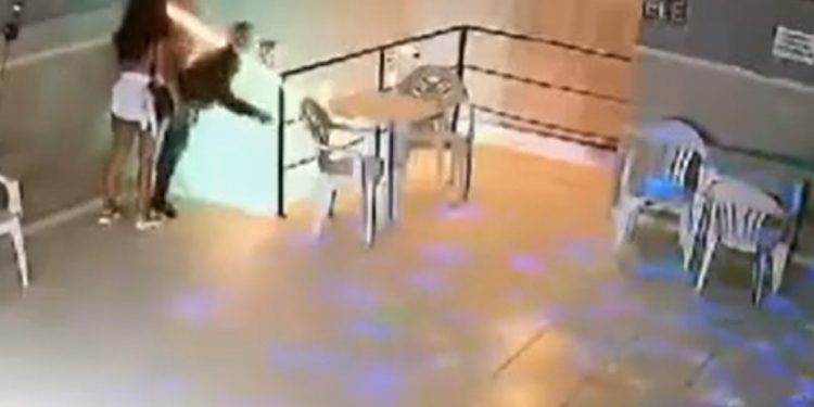 Vídeo: cliente toma dois viagras para não ficar mole, mas acaba caindo morto e duro no chão 