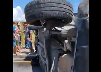 Vídeo: Em alta velocidade, Celtinha bate em veículo e os dois capotam na AM-010