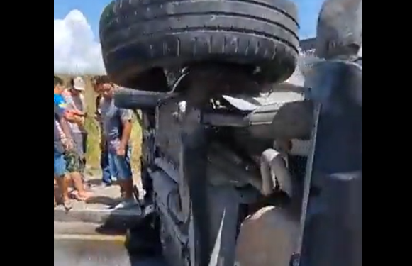 Vídeo: Em alta velocidade, Celtinha bate em veículo e os dois capotam na AM-010