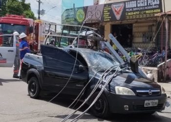 Vídeo: carreta arranca fios e derruba poste em cima de carro em Manaus 