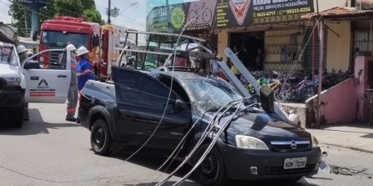Vídeo: carreta arranca fios e derruba poste em cima de carro em Manaus 