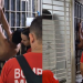 Vídeo: Preso fica entalado na cela da delegacia ao tentar fugir e dá desculpa: ‘Tinha nada pra fazer’