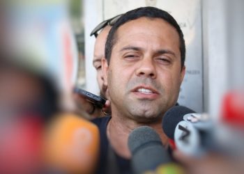 Vídeo: delegado que mandou Justiça ‘se f0der’ se entrega e volta para a cadeia em Manaus