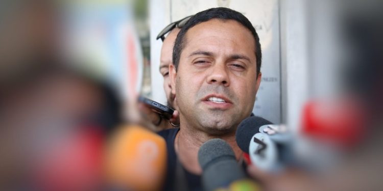 Vídeo: delegado que mandou Justiça ‘se f0der’ se entrega e volta para a cadeia em Manaus