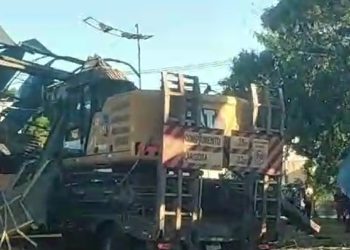 Vídeo: motoqueiro e pedestre ficam feridos após desabamento da passarela da Torquato