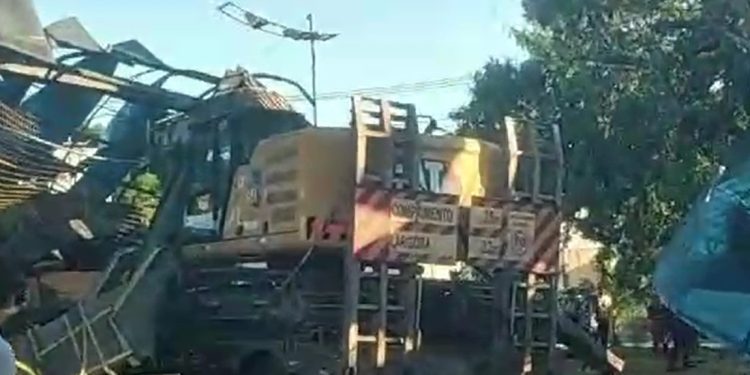 Vídeo: motoqueiro e pedestre ficam feridos após desabamento da passarela da Torquato
