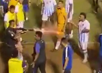 Vídeo: policial amostradinho atira na perna de goleiro desarmado dentro de campo