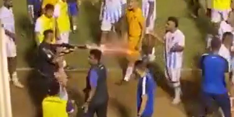 Vídeo: policial amostradinho atira na perna de goleiro desarmado dentro de campo