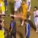 Vídeo: policial amostradinho atira na perna de goleiro desarmado dentro de campo