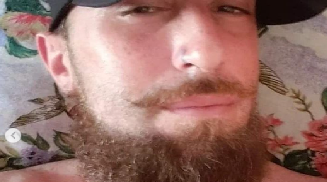 Homem vítima de espancamento cuja família era procurada por hospital morre em Manaus