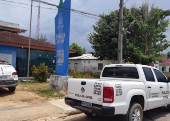 Mulher chega da festa com amigo do marido e os dois são esfaqueados na porta no Amazonas 