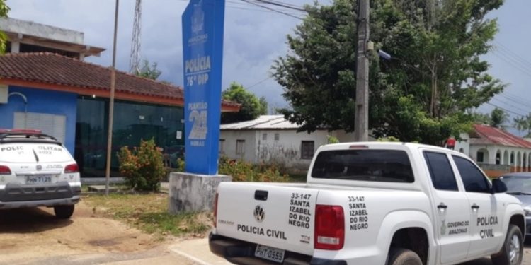 Mulher chega da festa com amigo do marido e os dois são esfaqueados na porta no Amazonas 
