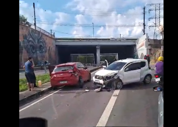 Vídeo: Carros colidem, um rodopia e eles ficam atravessados em meio de avenida de Manaus