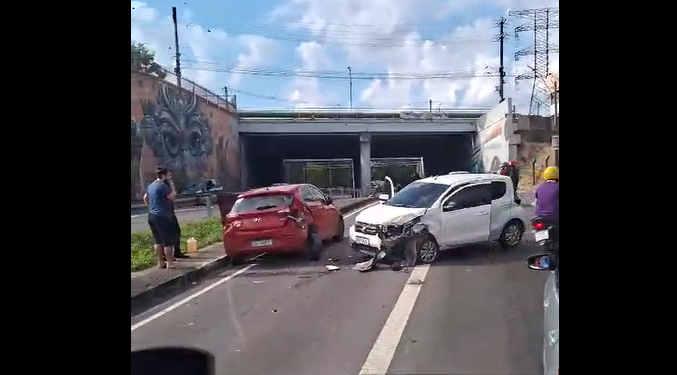 Vídeo: Carros colidem, um rodopia e eles ficam atravessados em meio de avenida de Manaus