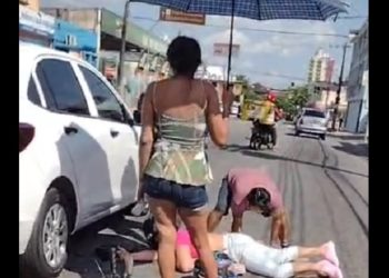 Vídeo: carro força ultrapassagem e deixa motoqueira ferida no Centro de Manaus