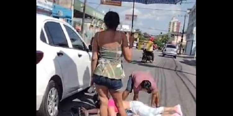 Vídeo: carro força ultrapassagem e deixa motoqueira ferida no Centro de Manaus