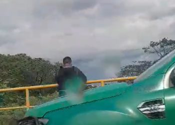 Vídeo: correnteza arrasta morto no saco em igarapé de Manaus